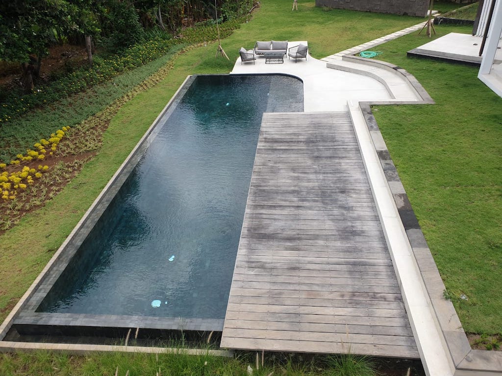 view-on-the-swimming-pool